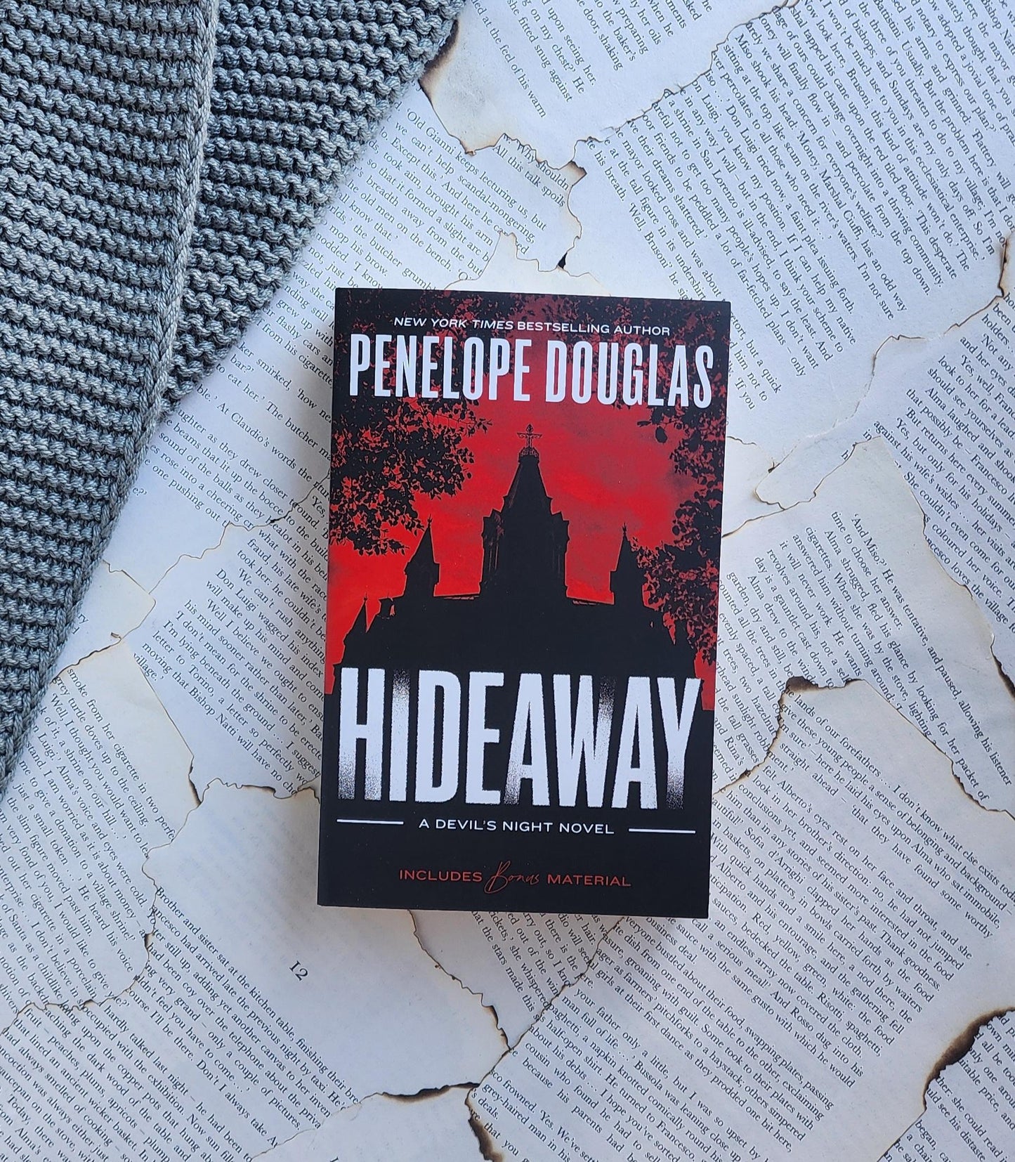 Hideaway - Penelope Douglas (PAPER BACK)